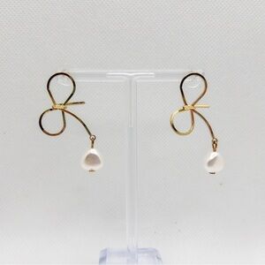 Lightweight Delicate Gold Tone Metalwork Bow with Pearl Drop